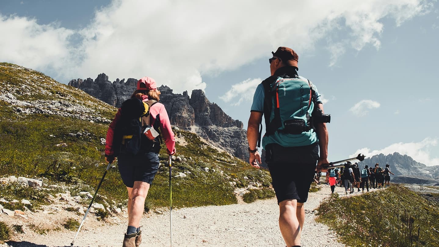 Foto by Anders Nielsen en Unsplash Excursionista recorriendo un sendero en la naturaleza, trekking seguro y planificado